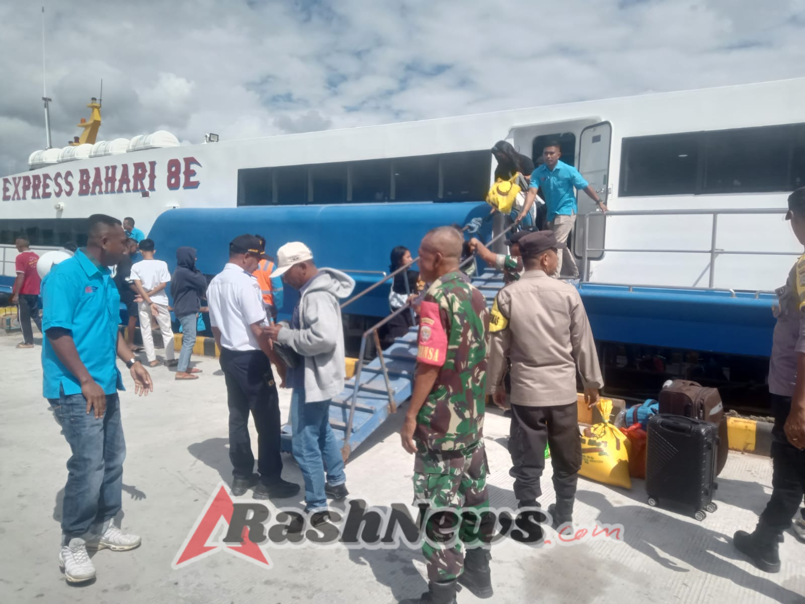 Babinsa Koramil 1627-01/Baa Pantau Kedatangan Kapal Express Bahari 8E di Pelabuhan Ba’a