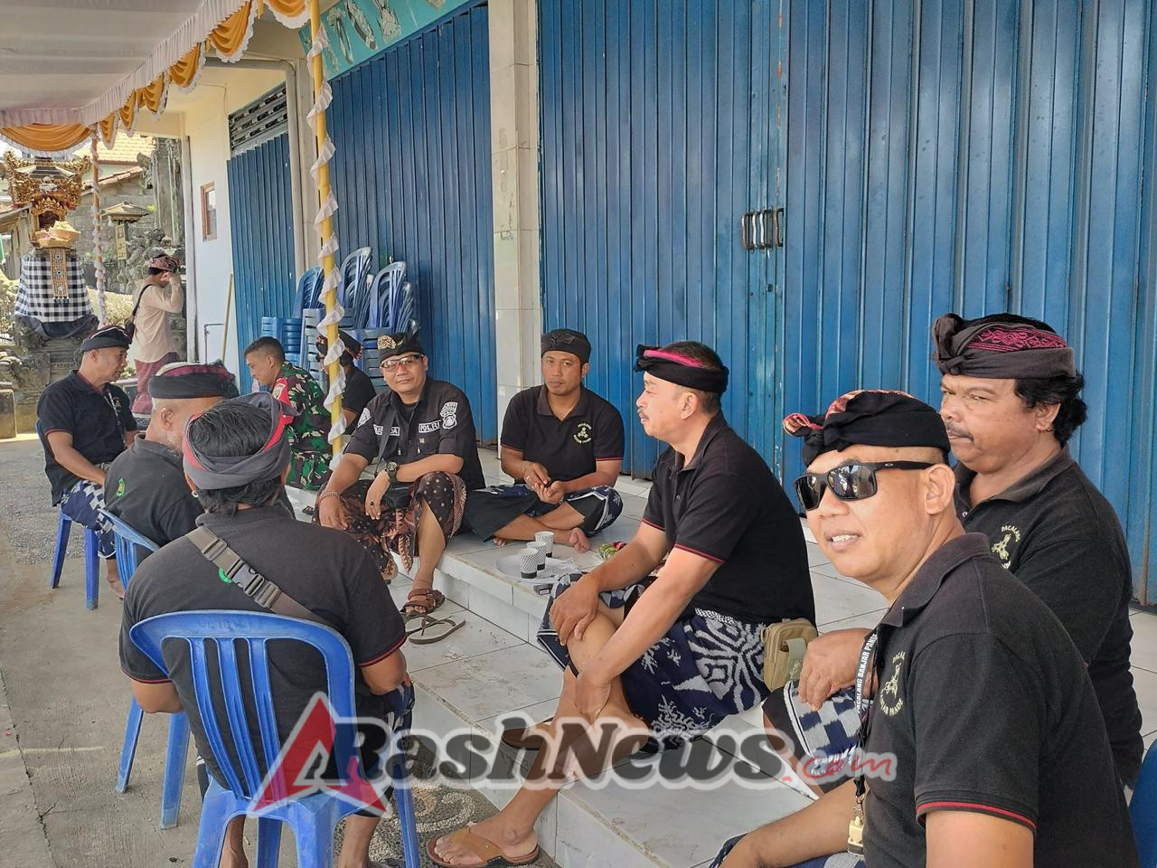 Babinsa Desa Cempaga Tingkatkan Kemanunggalan Lewat Kehadiran di Resepsi Pernikahan Warga Banjar Pande