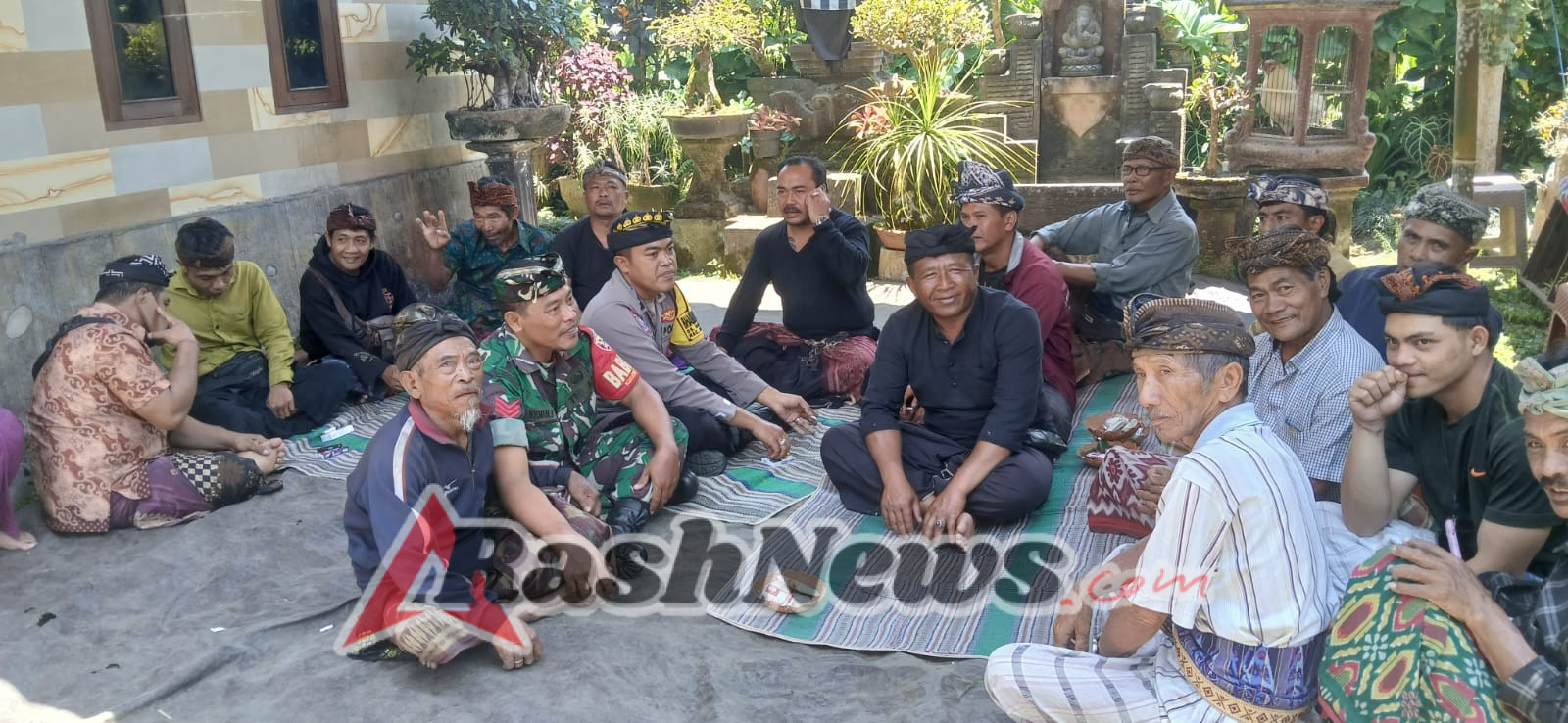 Tingkatkan Kedekatan dengan Warga, Babinsa Desa Bayung Gede Takziah ke Rumah Duka Binaan