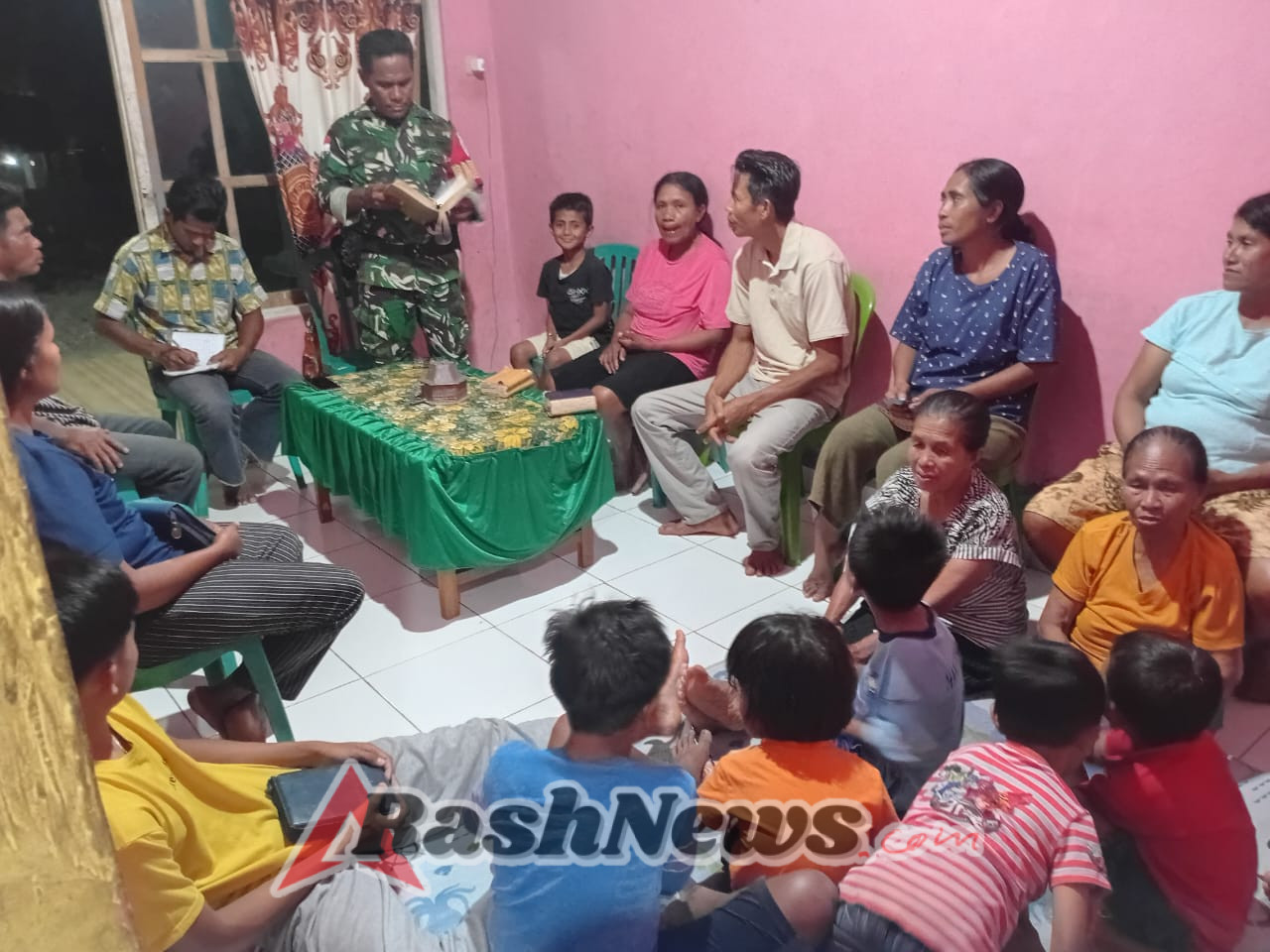 Babinsa Batutua Hadir dan Membimbing Jemaat dalam Ibadat Syukuran Warga Binaan