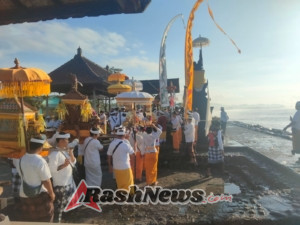 Gotong Royong Babinsa dan Aparat Adat Sukseskan Karya Mesanggar Agung di Bitera