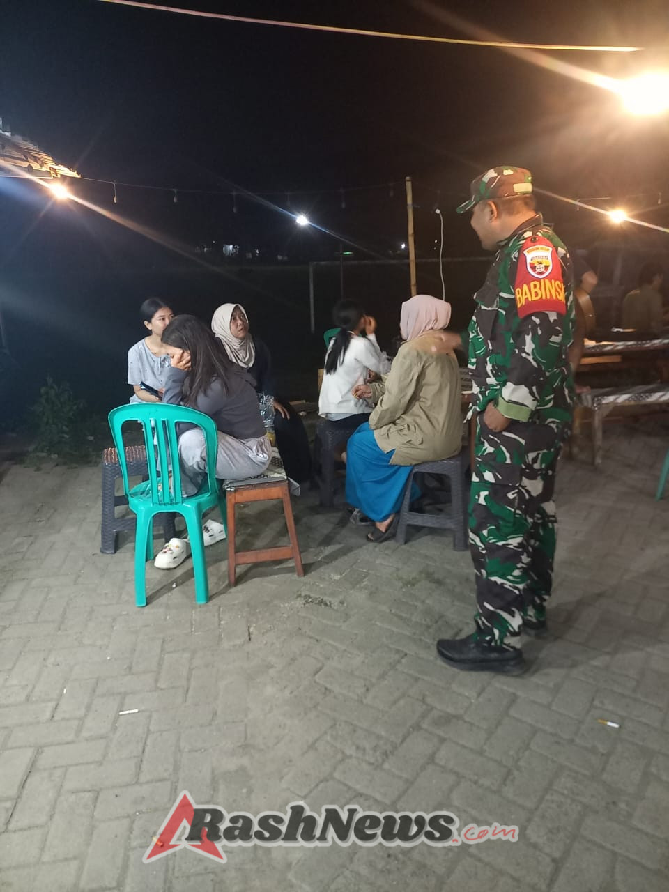 Patroli Malam Koramil 1628-02/Sekongkang, Cegah Gangguan Keamanan dan Tingkatkan Rasa Aman Warga