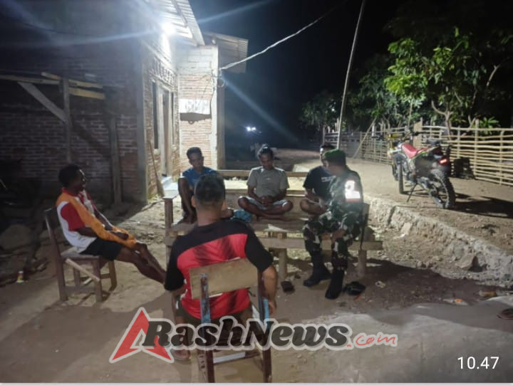 Babinsa Kramat Bangun Kedekatan dengan Warga Lewat Patroli dan Komsos Malam Hari