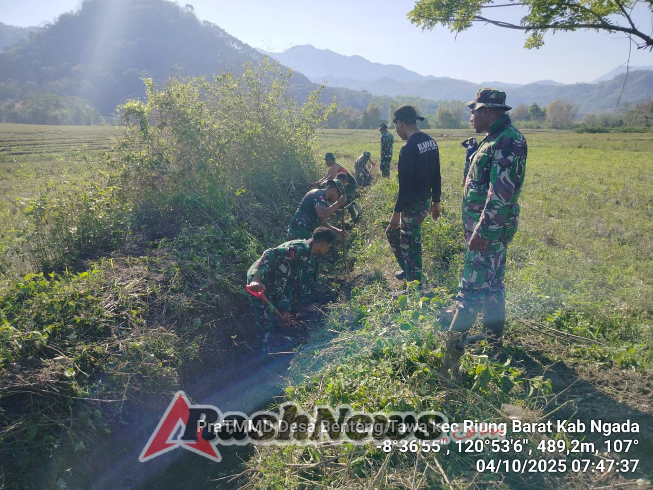 Personel Kodim 1625/Ngada Lanjutkan Pra-TMMD di Desa Benteng Tawa, Fokus Pembersihan Saluran Irigasi
