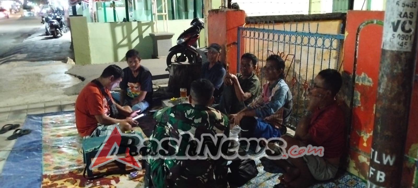 Babinsa Koramil 1628-01/Taliwang Gencarkan Patroli Malam Demi Keamanan Masyarakat