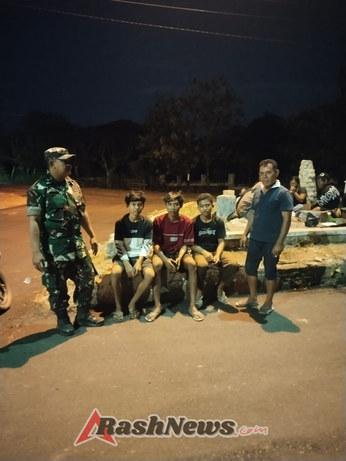 Tingkatkan Keamanan Wilayah, Koramil 1628-04/Poto Tano Laksanakan Patroli Malam