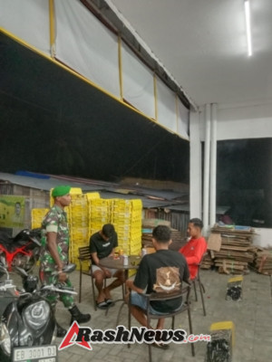 Patroli Malam Babinsa Aimere Wujudkan Rasa Aman di Tengah Masyarakat