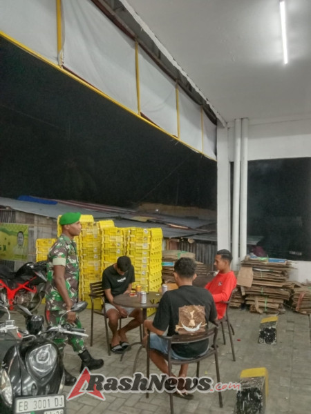 Patroli Malam Babinsa Aimere Wujudkan Rasa Aman di Tengah Masyarakat
