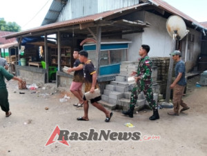 Kodim 1622/Alor: Babinsa Muriabang Gotong Royong Bersama Warga dalam Renovasi Rumah