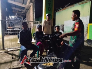 Babinsa Sertu Suherman Ajak Masyarakat Desa Timu Selesaikan Masalah Secara Kekeluargaan