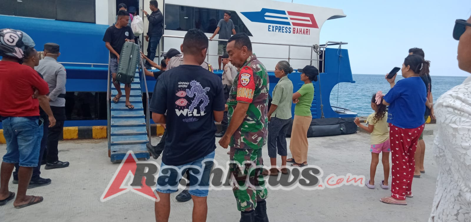 Pemantauan Babinsa Koramil 1627-01/Ba’a di Pelabuhan Ba’a Berjalan Aman dan Lancar