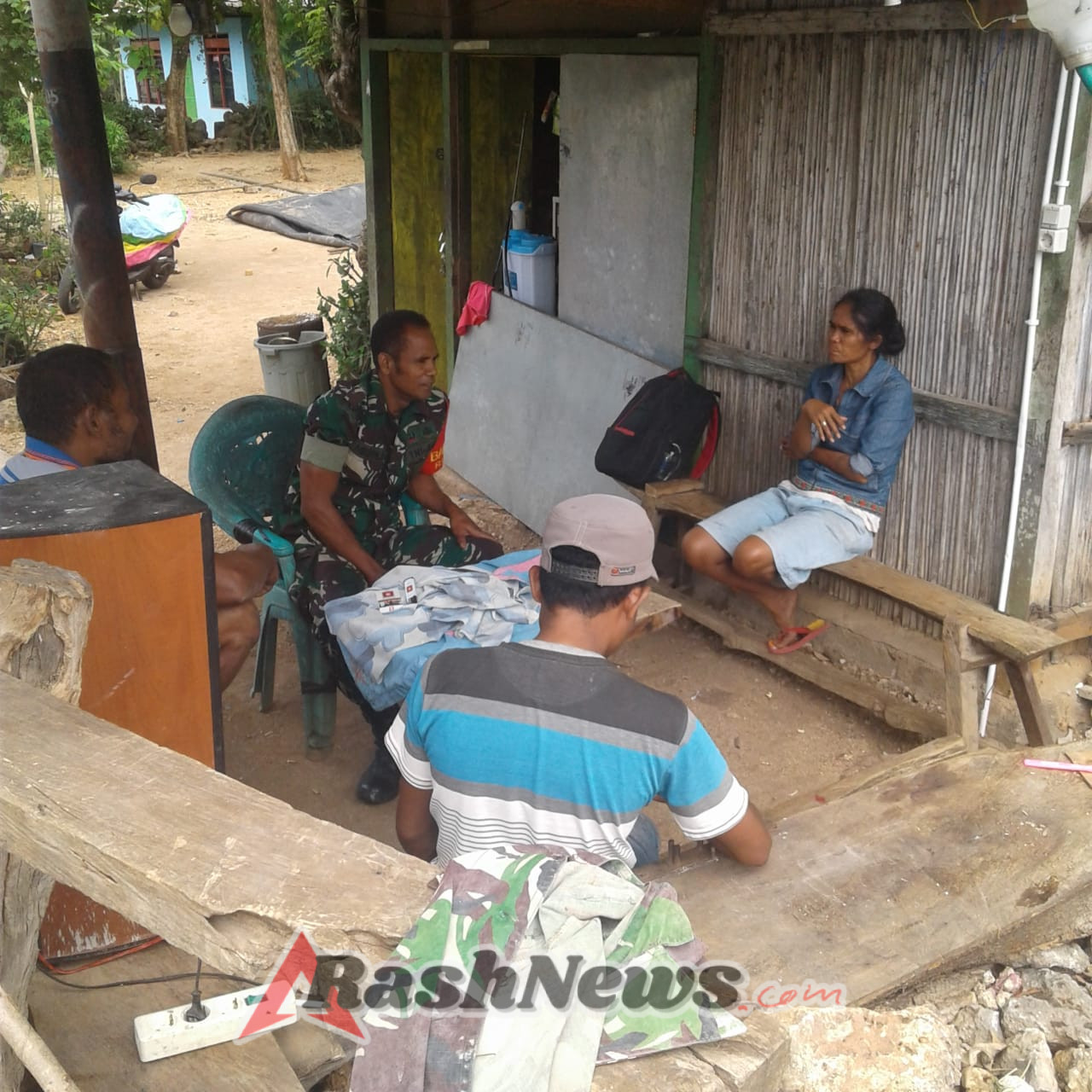 Babinsa Koramil 1627-01/Ba’a Pererat Silaturahmi dengan Warga Desa Loman Lewat Komsos