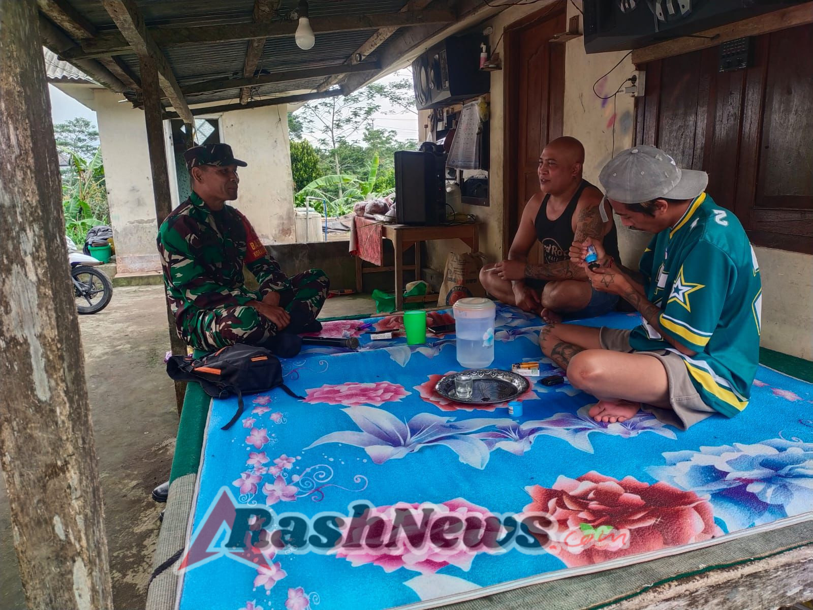 Melalui Komsos, Babinsa Kayubihi Ajak Warga Bersinergi Jaga Keamanan dan Ketertiban