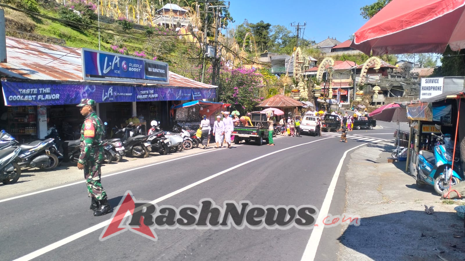Sinergi TNI–Polri Wujudkan Situasi Aman saat Karya Pujawali di Pura Puncak Penulisan Desa Sukawana