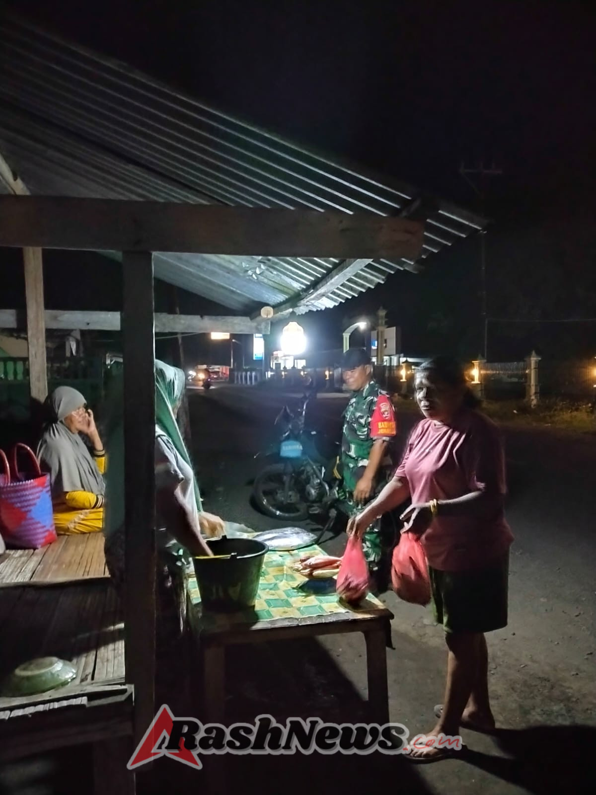 Patroli Malam Babinsa Koramil 1625-02/Aimere Berjalan Aman dan Lancar