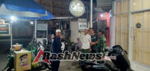 Jaga Kondusifitas Warga Malam Hari, Babinsa Patroli Keliling Desa