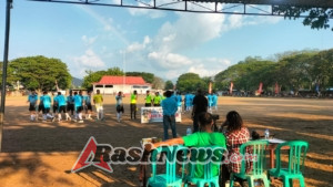 Babinsa Aesesa Bersama Aparat Lain Pastikan Turnamen Kota Mbay Cup I Berjalan Aman dan Lancar