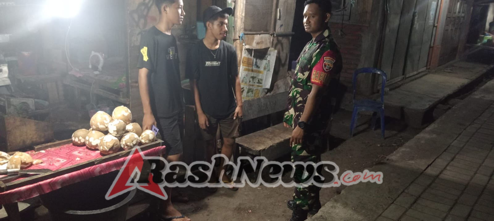 Patroli Malam Babinsa Danga Wujudkan Rasa Aman di Tengah Masyarakat