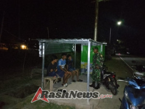 Patroli Humanis Babinsa Poto Tano, Bangun Kesadaran Warga untuk Jaga Ketertiban Bersama