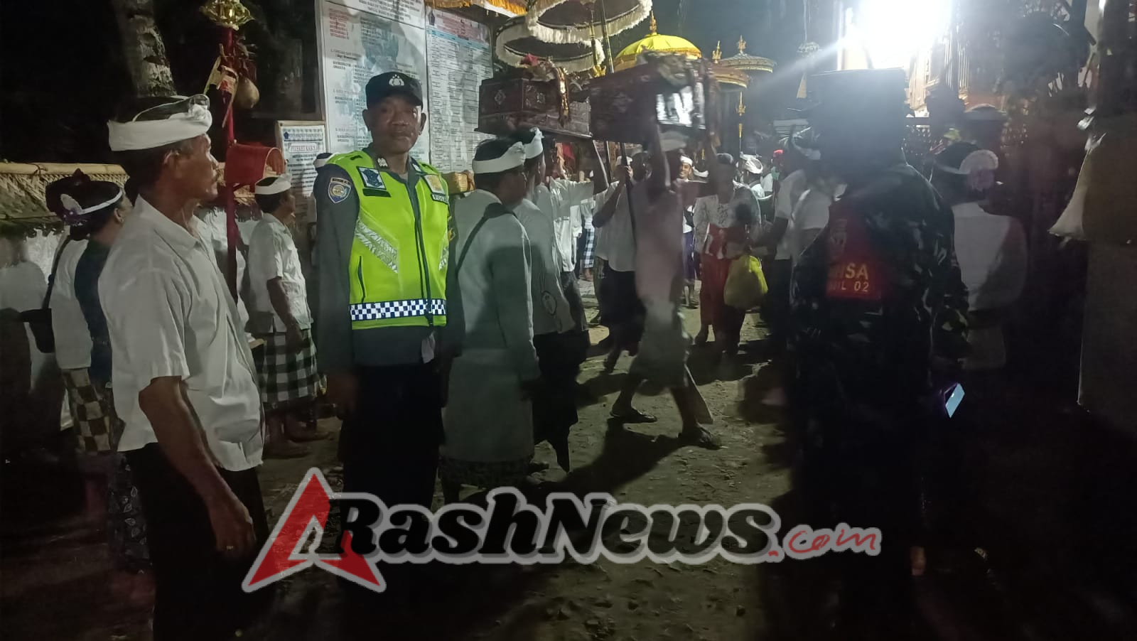 Klungkung – Bangli,  Ida Bhatara Pura Dalem Desa Adat Lepang Dikawal Tiga Pilar