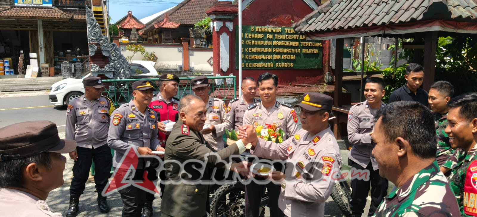 Diwarnai Penyerahan Tumpeng,  Koramil Dan Polsek Banjarangkan Bersatu Rayakan HUT Ke 80 TNI