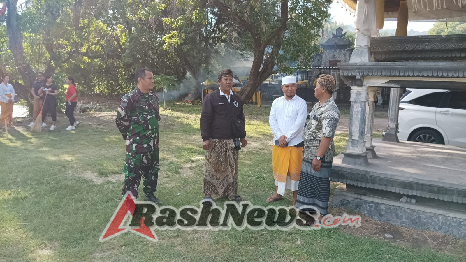 Koramil 1609-06/Banjar Pimpin Gotong Royong Bersihkan Lingkungan Pura Labuhan Aji