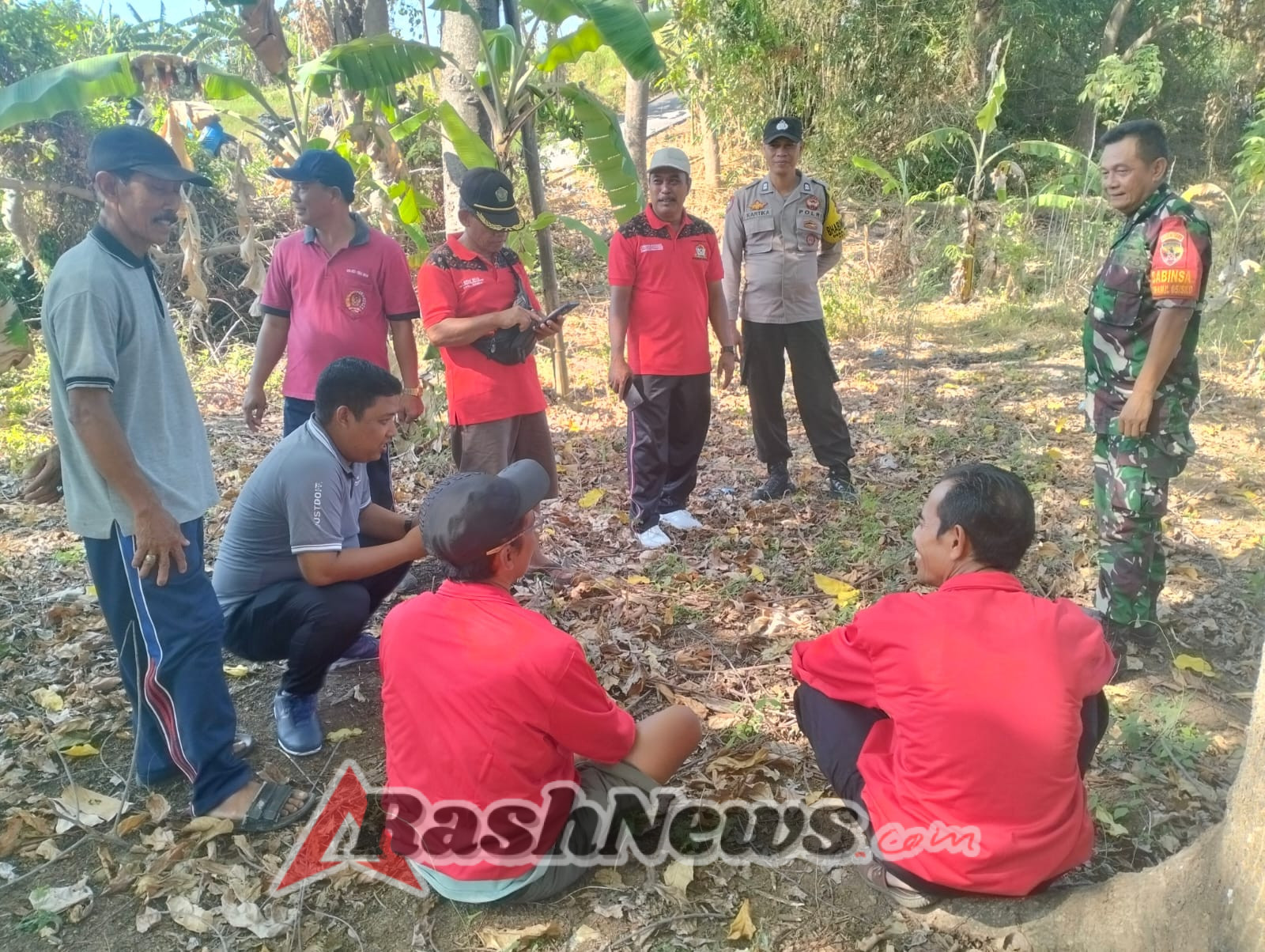 Babinsa Bersama Bhabinkamtibmas Kawal Pembangunan Jalan di Wilayah Binaan