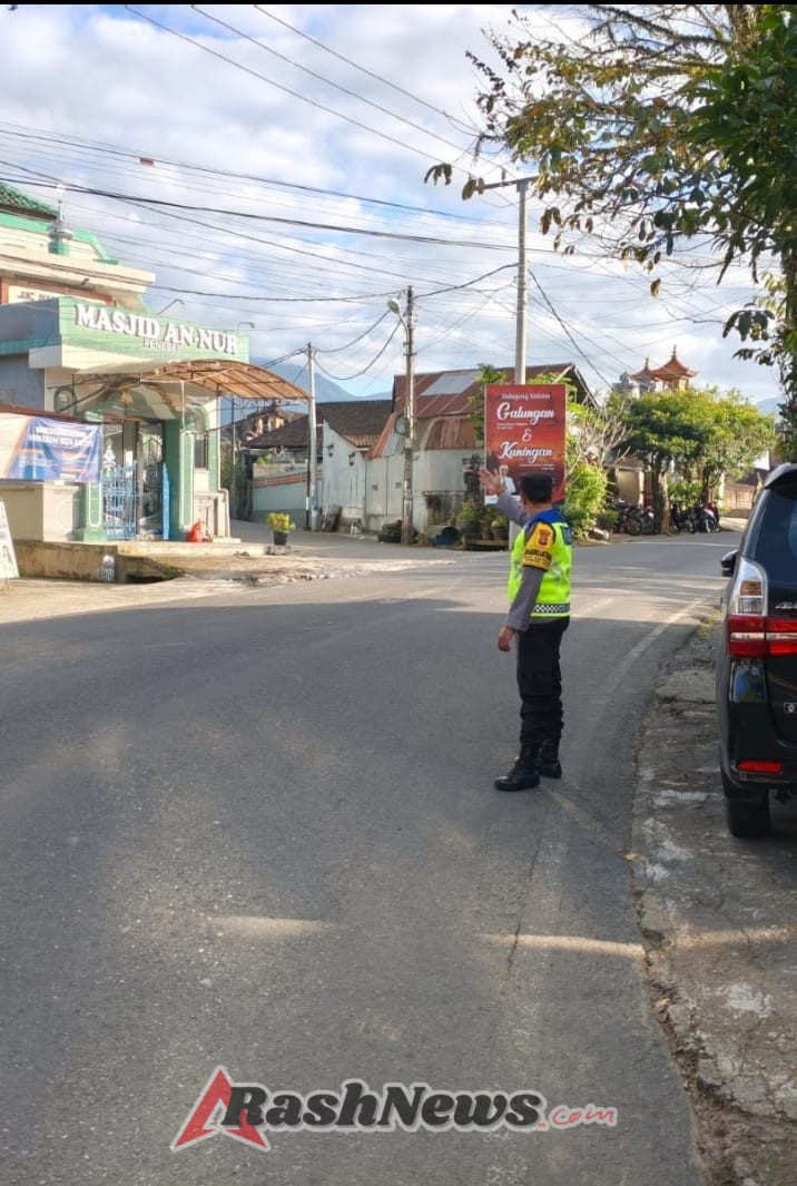 Cegah terjadinya kemacetan dan laka lantas, Personil Polsek Penebel melaksanakan Strong Point pagi