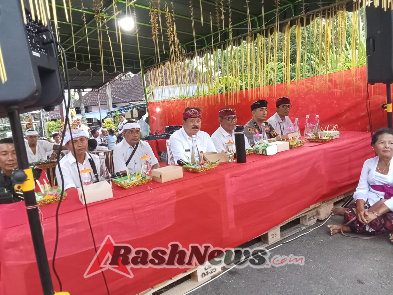 Bhabinkamtibmas Desa Mambang atensi Undangan Wakil Bupati Tabanan dalam rangka pujawali jelih dan pemelaspasan Pura Pempatan