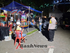 Bhabinkamtibmas Sambangi Sanurian Festival 2025, Imbau Warga Jaga Keamanan dan Kebersihan