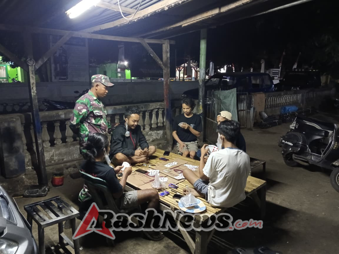 Patroli Malam di Desa Darussalam, Babinsa Tegaskan Pencegahan Kejahatan di Lingkungan