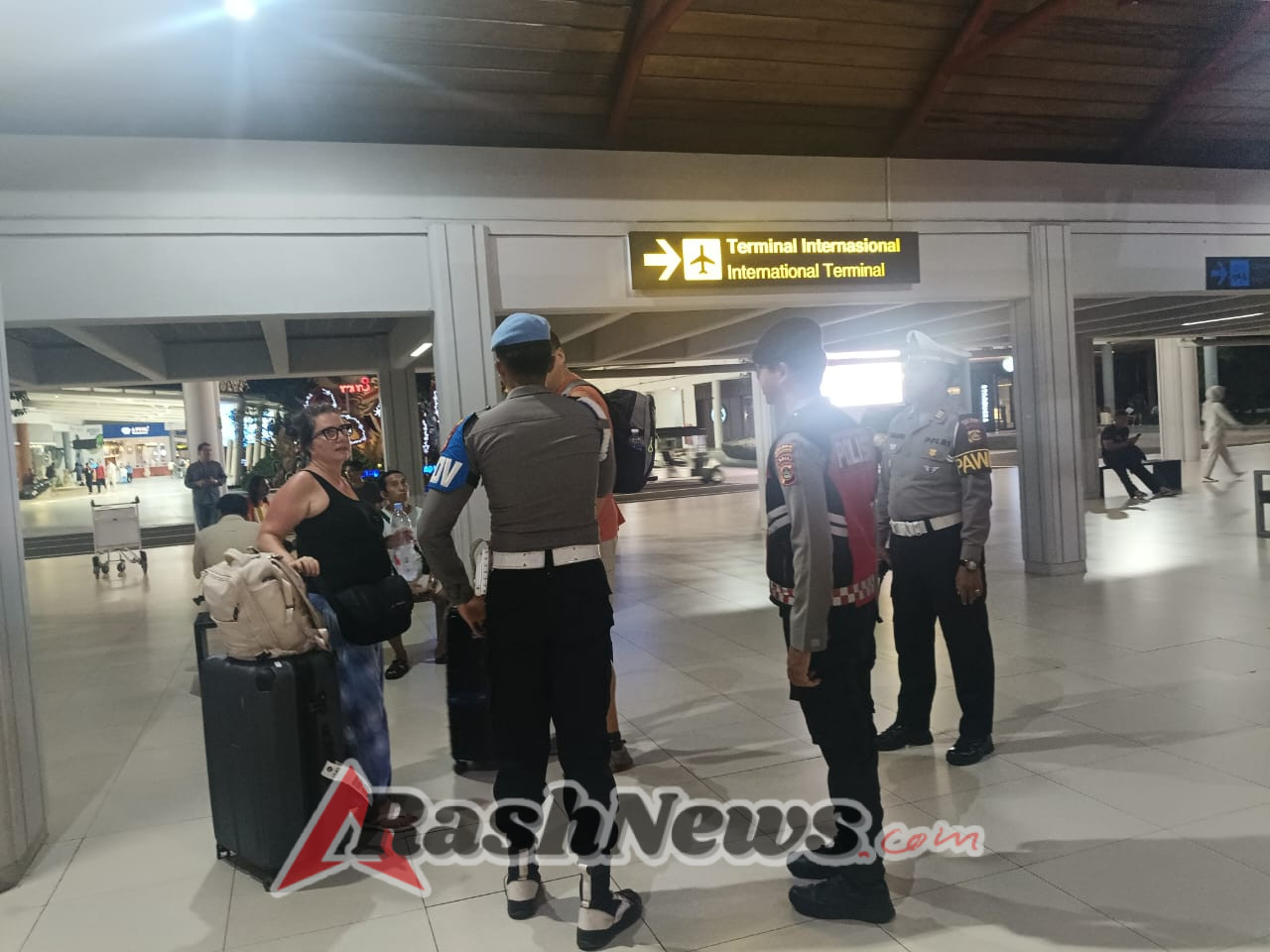 Personel Polres Bandara Ngurah Rai Ajak Penumpang Jaga Kamtibmas Lewat Patroli Dialogis