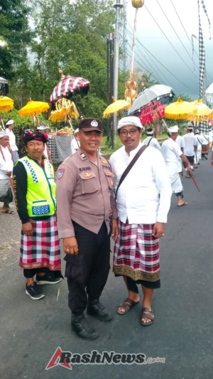 Sinergi Polri dan Pecalang: Amankan Rangkaian Piodalan di Kayangan Sesandan