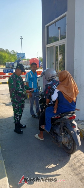 Babinsa Desa Senayan Pastikan Situasi Pelabuhan Poto Tano Aman dan Kondusif