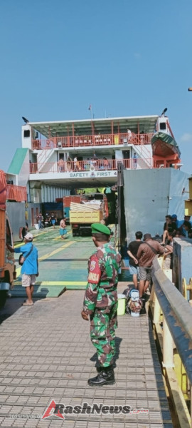 Babinsa Pantai Baru Himbau Penumpang Jaga Keamanan dan Ketertiban di Pelabuhan