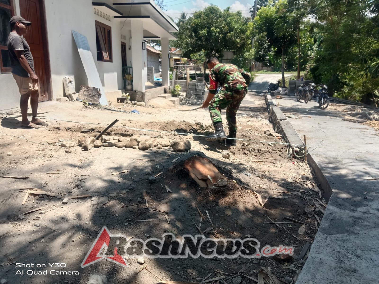 Babinsa Ende Ajak Warga Aktif Jaga Kamtibmas Lewat Kegiatan Komsos di Wilayah Binaan