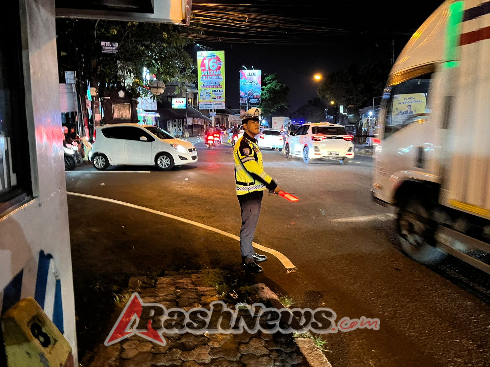 Polantas Menyapa, Sat Lantas Polres Badung Kawal Arus Sore hingga Malam