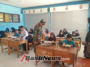 Babinsa Jereweh Hadir di Tengah Siswa SDN Goa, Semangati Anak-Anak Lewat Program MSG