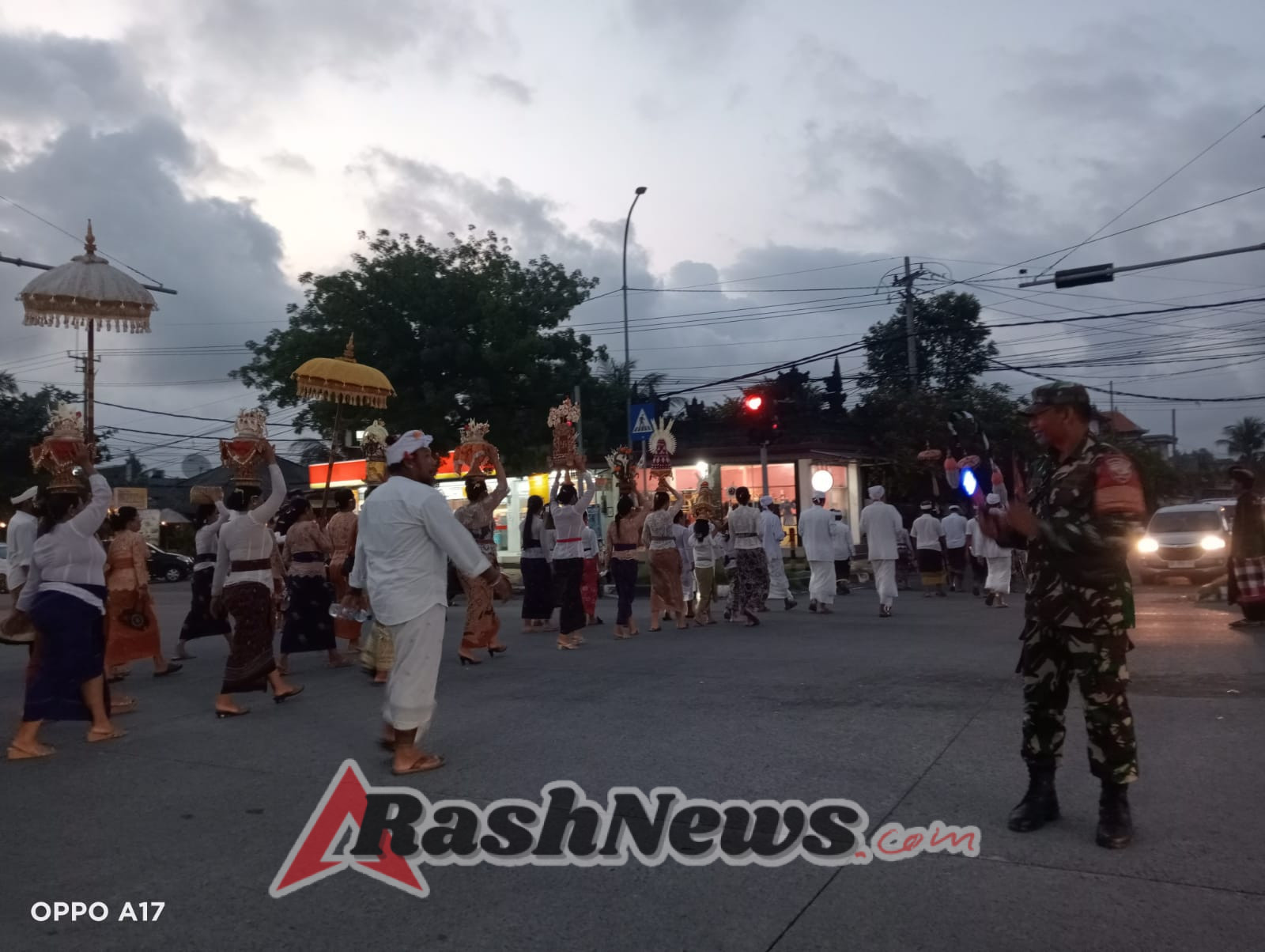 Babinsa Lebih Dukung Kelancaran Tradisi Adat Pemelastian Karya Ngusaba di Segara