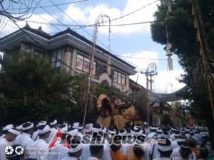 Babinsa Ubud Bersinergi Amankan Prosesi Mendak Sesuhunan Adat Ubud dan Peliatan