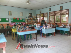 Babinsa Serka Bustanuddin Hadir Dampingi Siswa SDN 1 Taliwang Dalam Program MSG
