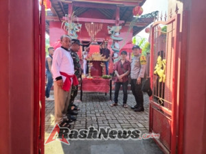 Babinsa dan Bhabinkamtibmas Desa Satra Wujudkan Kamtibmas Saat Hari Sejit di Konco Tri Dharma Semadi