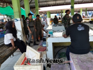 Wujudkan Lingkungan Pasar yang Bersih dan Tertib, Babinsa Aesesa Gelar Penertiban Bersama Aparat