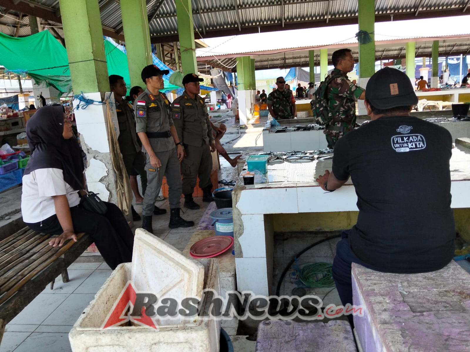 Wujudkan Lingkungan Pasar yang Bersih dan Tertib, Babinsa Aesesa Gelar Penertiban Bersama Aparat