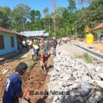 Babinsa dan Warga Kompak Laksanakan Pengerjaan Jalan Baru di Desa Wolowea Barat