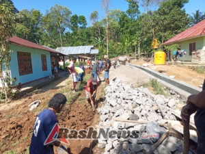 Babinsa dan Warga Kompak Laksanakan Pengerjaan Jalan Baru di Desa Wolowea Barat