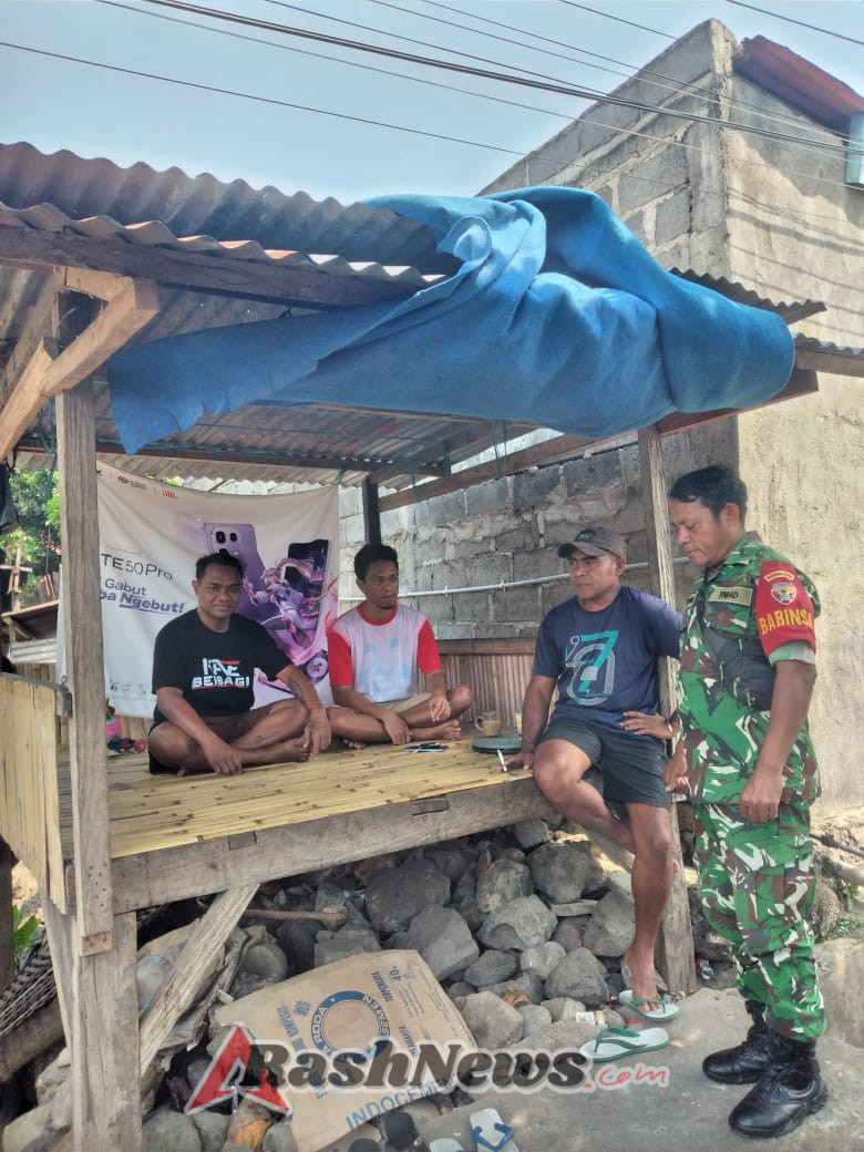 Babinsa Kodim 1602/Ende Pererat Kemanunggalan TNI-Rakyat dengan Kegiatan Komsos di Onekore