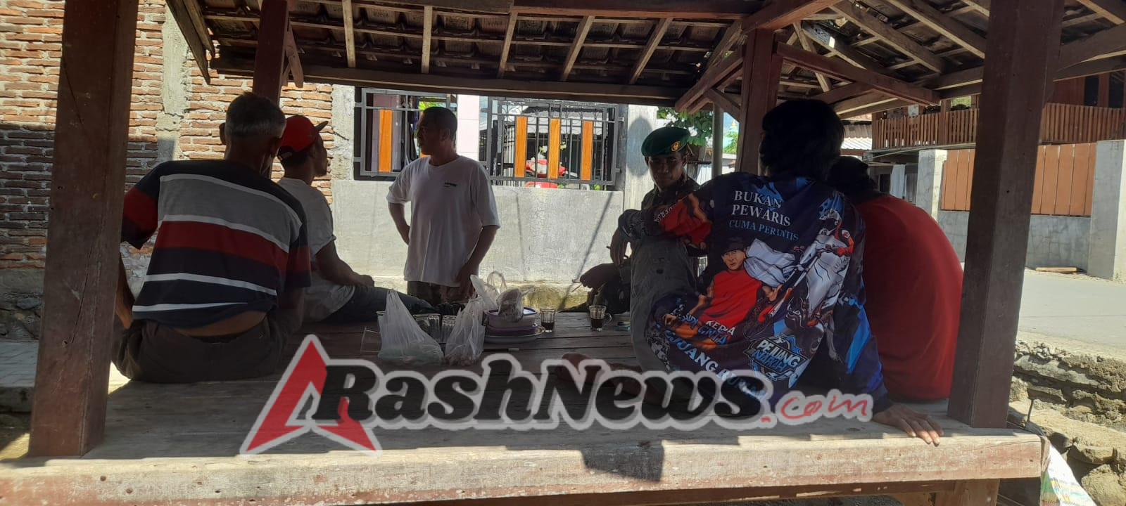 Tingkatkan Kepedulian Lingkungan, Babinsa Seteluk Tengah Himbau Warga Jaga Kebersihan