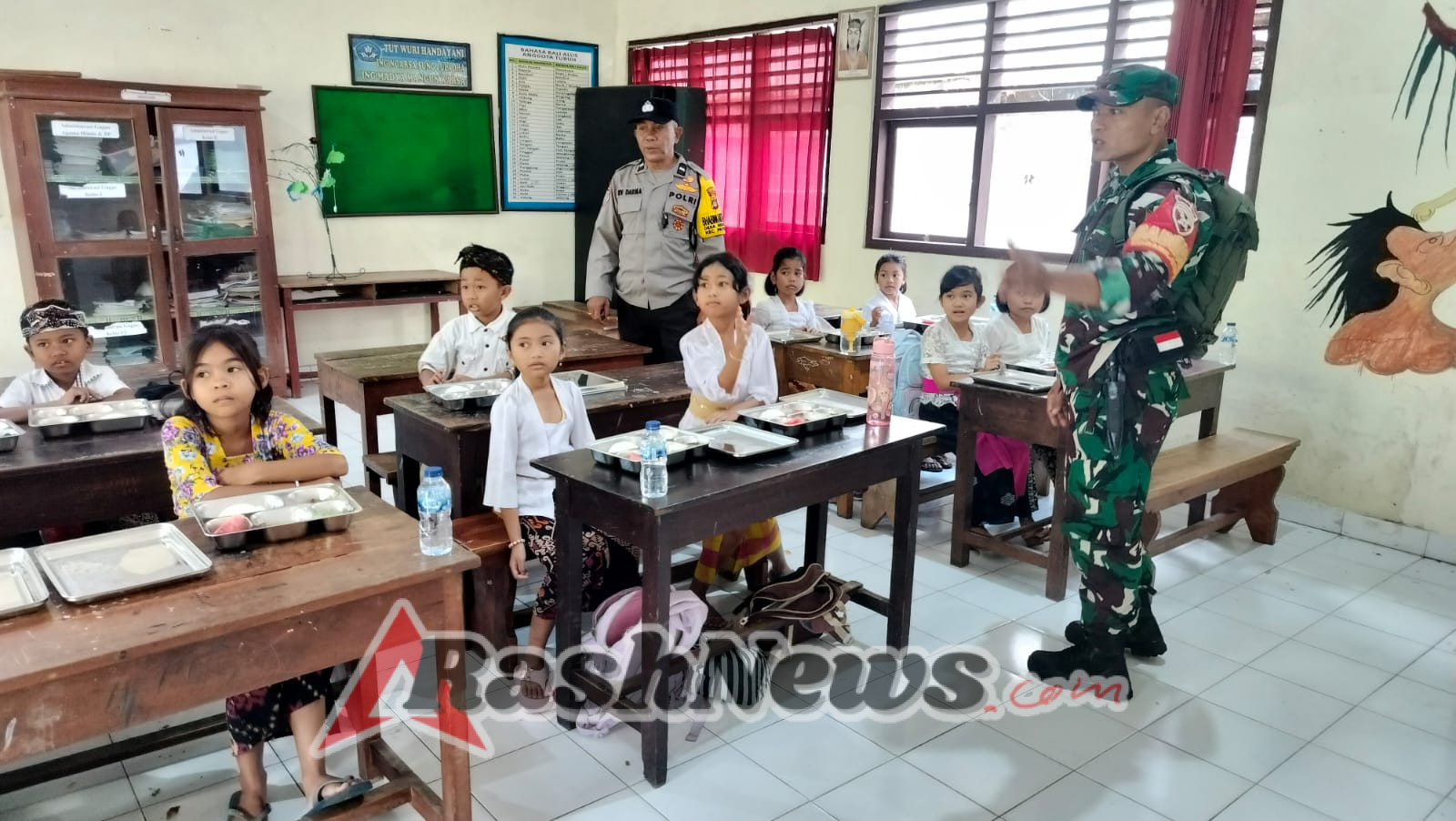 Wujudkan Generasi Sehat dan Cerdas, Babinsa Payangan Dukung Program Pemberian Makanan Bergizi di Sekolah