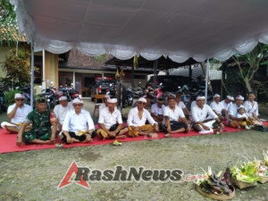 Wujudkan Keharmonisan dan Pelestarian Adat, Babinsa dan Bhabinkamtibmas Dukung Upacara Piodalan di Sayan